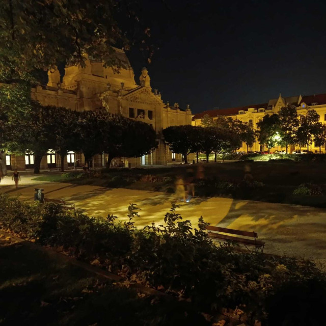 Trg bez središnje rasvjete i Umjetnički paviljon u mraku