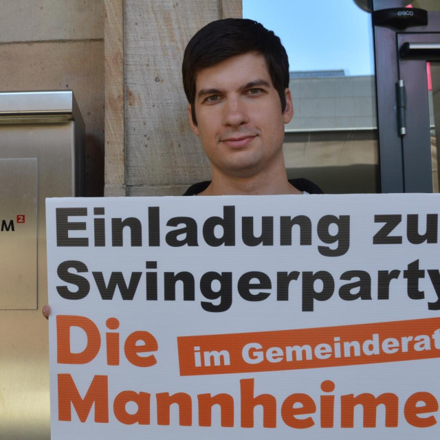 Gradski vijećnik Julien Ferrat poziva građane na političku swingersku zabavu