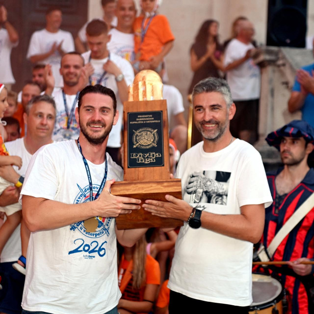 Mato Franković, dubrovački gradonačelnik uručio je pokal pobjedniku, momčadi FUN H2O