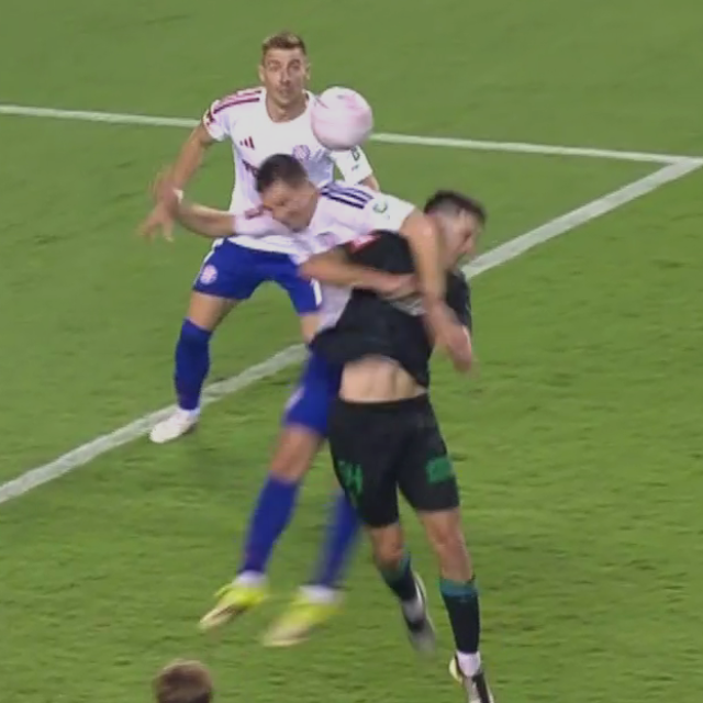 Sporna situacija s utakmice Hajduk - Istra 1961 u duelu Van Hoorenbeecka i Jaganjca