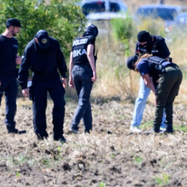 Policija i detektivi traže tragove na polju nakon sigurnosnog incidenta u zračnoj luci Leipzig/Halle