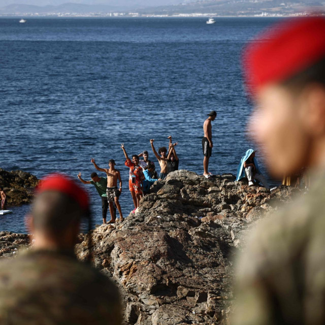 Pripadnici španjolske vojske promatraju skupinu migranata u blizini Ceute, ilustracija