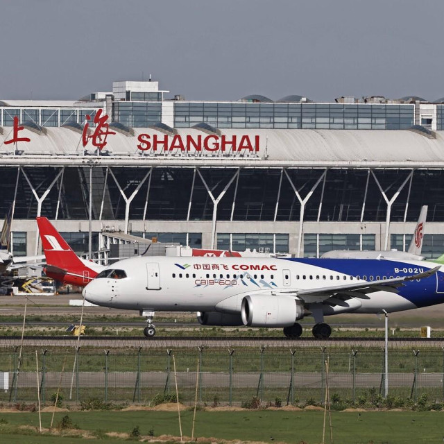 Zrakoplov proizvodi kineska državna tvrtka Commercial Aircraft Corporation of China (Comac), a veličinom je sličan Boeingu 737