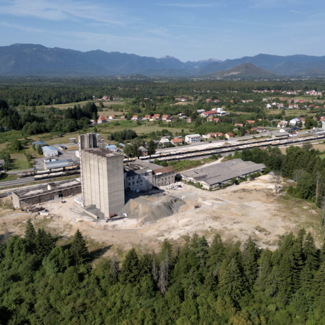 Ilegalno odlagalište opasnog otpada u krugu bivšeg industrijskog kompleksa PPK Velebit u Gospiću