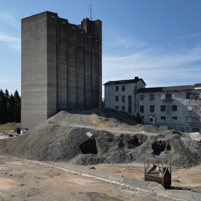 Ilegalno odlagalište opasnog otpada u krugu bivšeg industrijskog kompleksa PPK Velebit u Gospiću