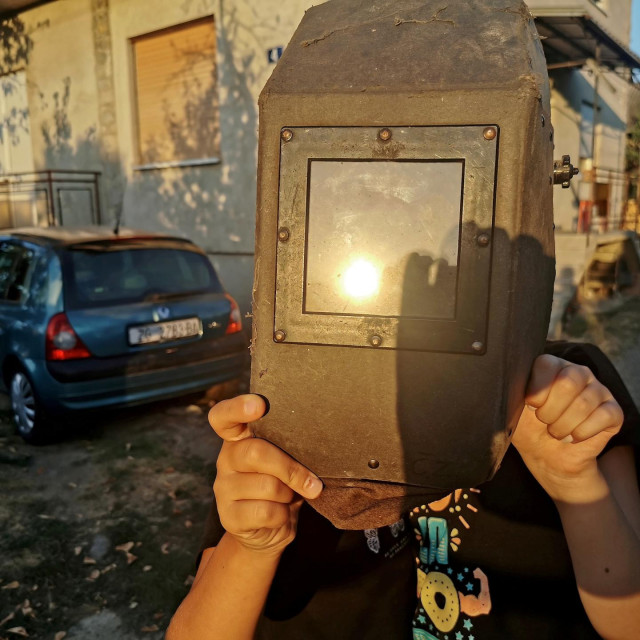 Ako ste propustili ovu pomrčinu, sljedeća će prilika biti 2. kolovoza 2027., kada će iz Hrvatske cijeli tijek pomrčine biti vidljiv kao djelomičan. Za potpunu pomrčinu Sunca vidljivu iz Hrvatske ipak će trebati mnogo više strpljenja – ona će se dogoditi tek 3. rujna 2081. godine.

Do sljedeće nebeske atrakcije, uživajte u nestvarnim fotografijama koje su snimili kolege fotoreporteri Cropixa diljem Lijepe Naše...