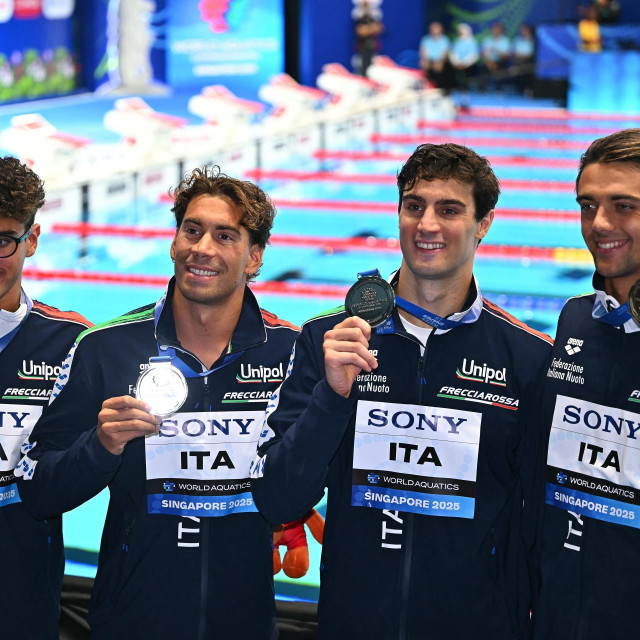 Carlos D‘Ambrosio, Thomas Ceccon, Lorenzo Zazzeri i Manuel Frigo slave sa srebrnim medaljama nakon utrke štafeta 4x100 metara slobodno na SP-u u Singapuru, 27. srpnja 2025.