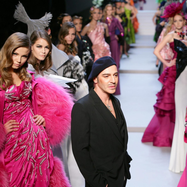 John Galliano s manekenkama na reviji visoke mode za proljeće/ljeto 2010.
