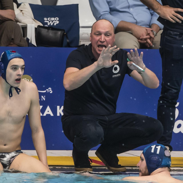 Trener jugaša Vjeoslav Kobešćak, do njega sjedi Maro Šušić