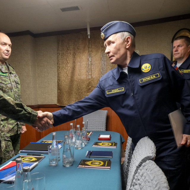 Vladimir Putin na brodu ruske raketne krstarice Varjag kod otoka Sahalinu