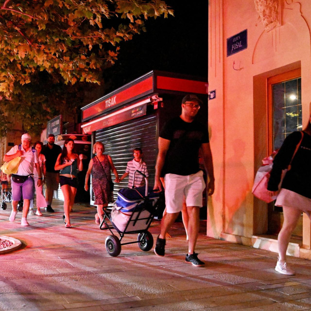Veliki požar u Lokvi Rogoznici uzrokovao je prekid prometa na Jadranskoj magistrali. Stvorile su se goleme gužve dok turisti napustaju ugroženo područje, a dio ljudi je i evakuiran