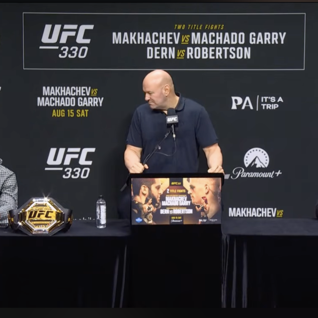 Islam Mahačev (lijevo), Dana White (sredina) i Ian Garry (desno) | UFC 330 press conference