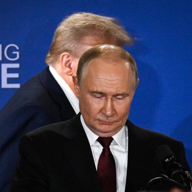 Donald Trump hoda iza Vladimira Putina
