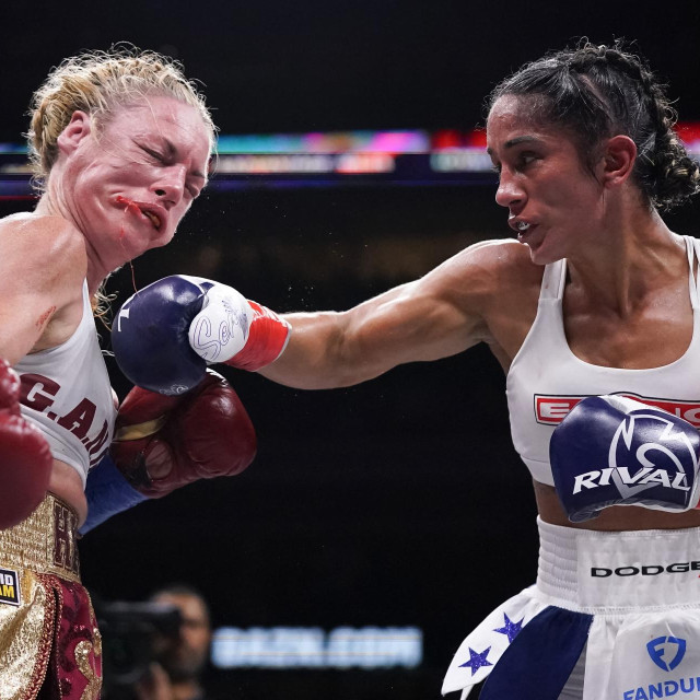 Heather Hardy (lijevo) vs, Amanda Serrano (desno)