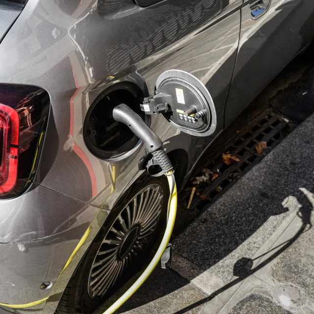 Električni auto na punjaču, Ilustracija