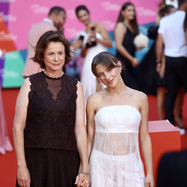 Iskustvo i mladost; slavna Emily Watson i Sara Klimoska
