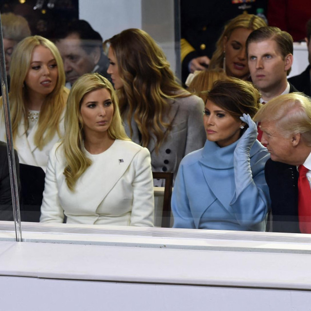 Donald Trump i Melania Trump s Ivankom Trump i Jaredom Kushnerom. U drugom redu: Tiffany Trump, Lara Yunaska, Eric Trump i Donald Trump 