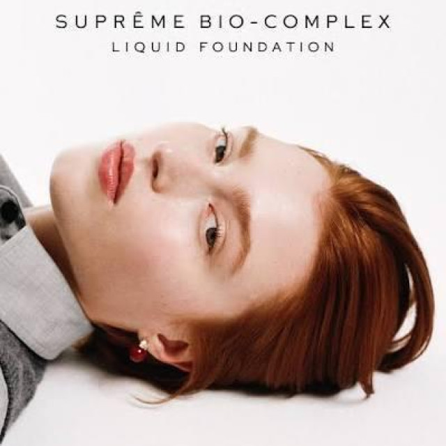 U središtu formule nalazi Suprême Skin Bio-Complex, koji uključuje oligopeptid-1, peptidni duo i vitamin B3, uz ekstrakte suncokreta, ružmarina i algi