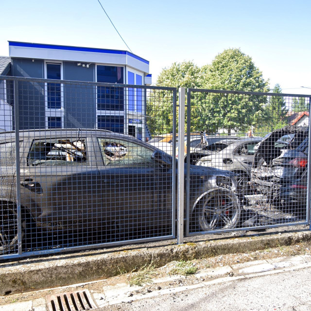Posljedice podmetnutog požara u dvorištu autosalona na Zagrebačkoj cesti