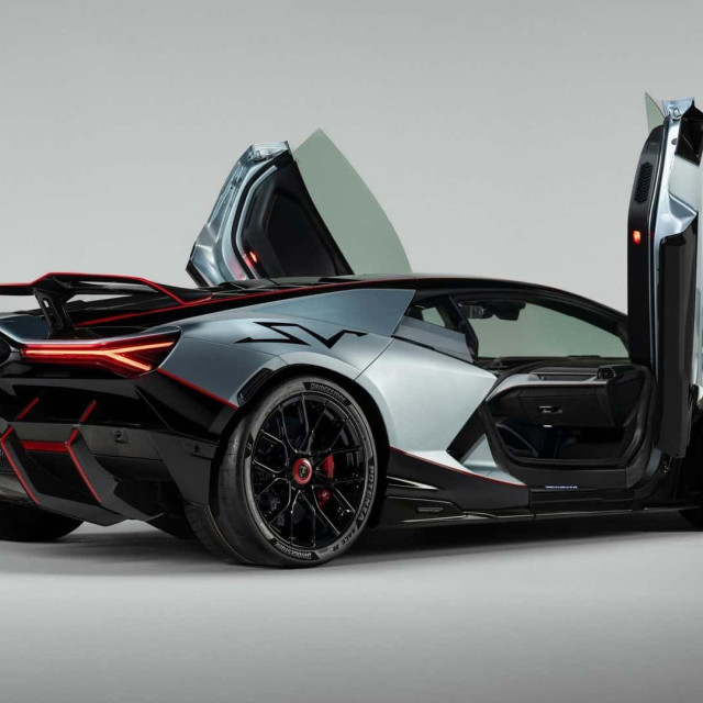 Lamborghini Revuelto SV