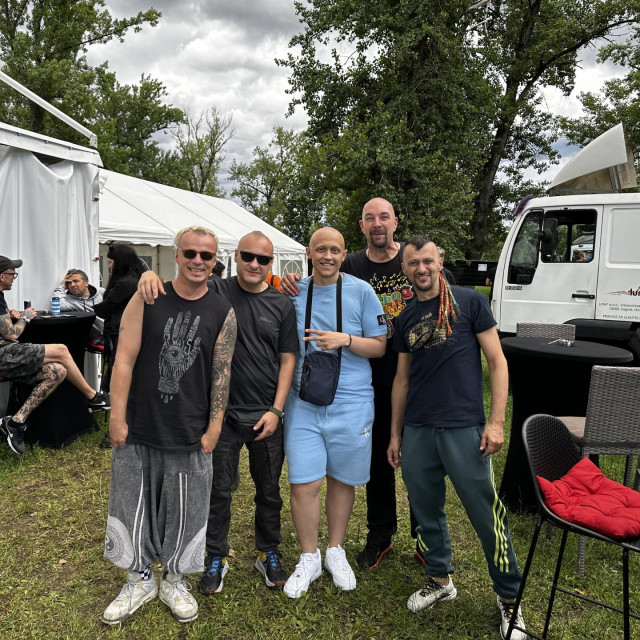 Miha (u sredini) s ekipom iz Dubioza Kolektiva na prvom Sunčanom festivalu