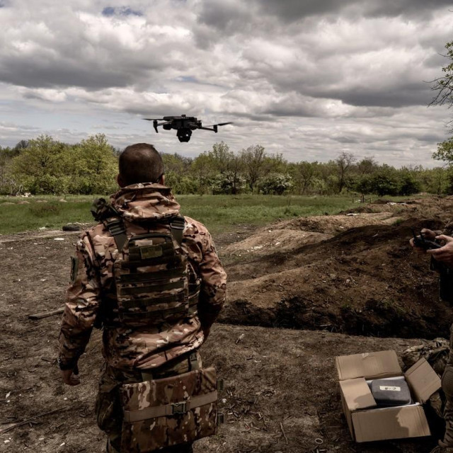 Ukrajinski vojnici uz dron, ilustracija
