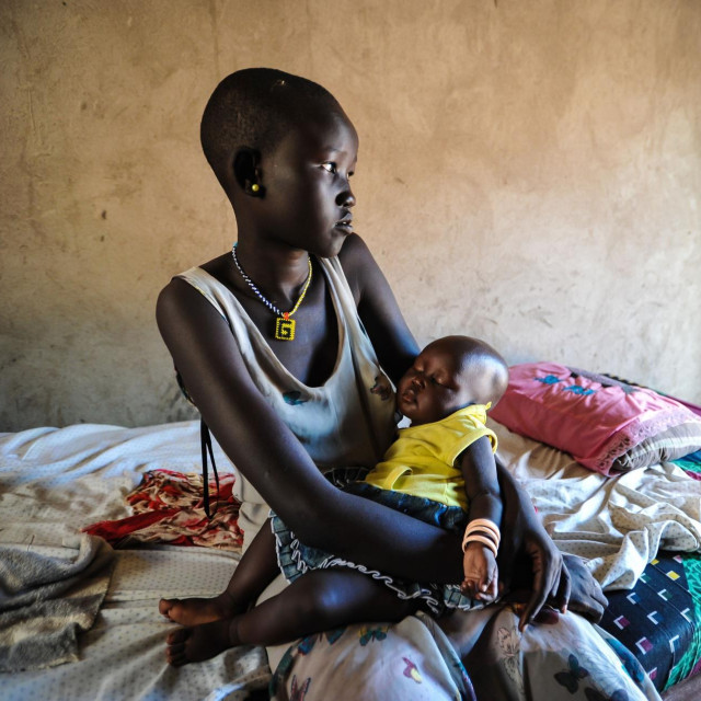 Mlada majka sa svojom bebom u izbjegličkom kampu u Sudanu