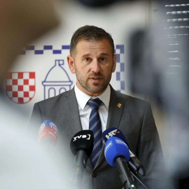 Tomislav Šuta
 