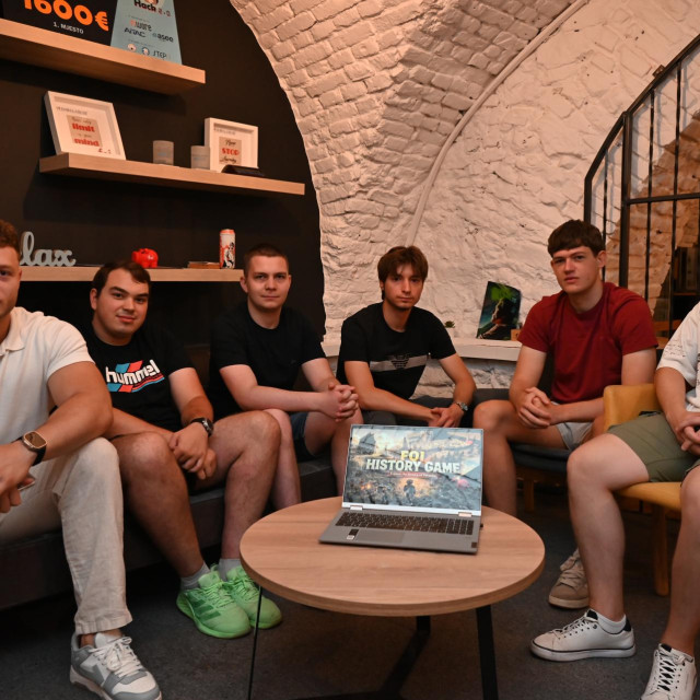 Studenti treće godine prijediplomskog studija Informacijski i poslovni sustavi na varaždinskom Fakultetu organizacije i informatike, koji je sastavnica Sveučilišta u Zagrebu