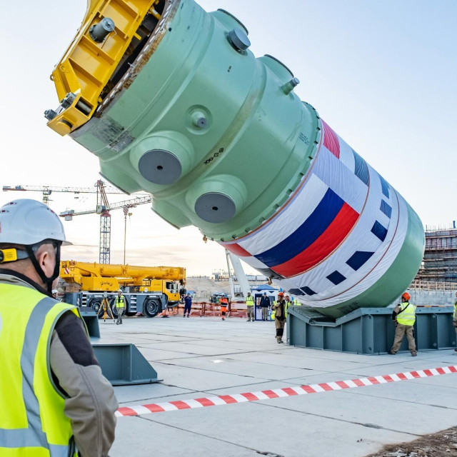 Egipatski premijer Mostafa Madbouly rekao je u srpnju da očekuje završetak gradnje sva četiri reaktora u El Dabai do 2030., dok bi prvi blok trebao početi proizvoditi električnu energiju 2028. Nuklearno gorivo još nije dopremljeno na lokaciju