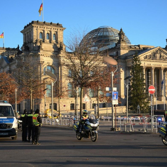 Policija ispred Reichstaga