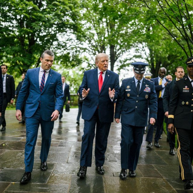 JD Vance, Pete Hegseth i Donald Trump s vojnim i policijskim osobljem