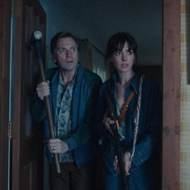 Muž (Ewan McGregor) dobio je otkaz u Chrysleru, ali to od stida krije od žene (Anne Hathaway), frustrirane domaćice koja sanja o književnoj karijeri