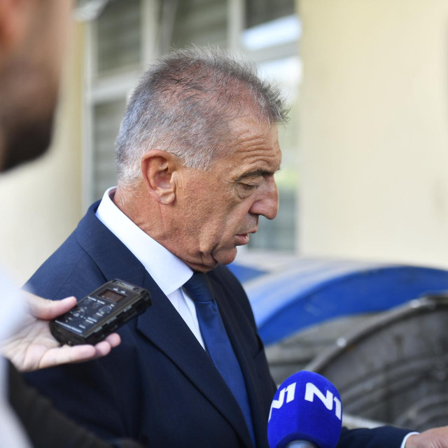 Darko Milinović baca spise u kontejner