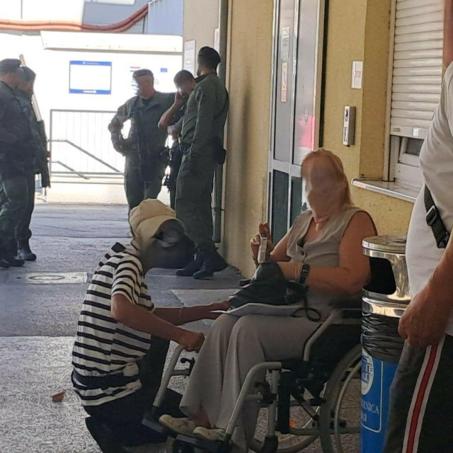 Pripadnici interventne policije čakaju svog ‘pacijenta‘