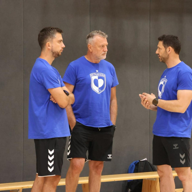Pomoćni trener Podravke Antonio Pranjić, glavni trener Ivica Obrvan i kondicijski trener Nikola Golub