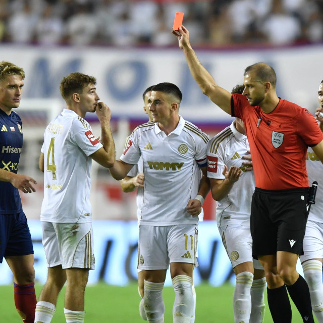 Sudac Michal Očenaš dodjeljuje Adrionu Pajazitiju crveni karton
