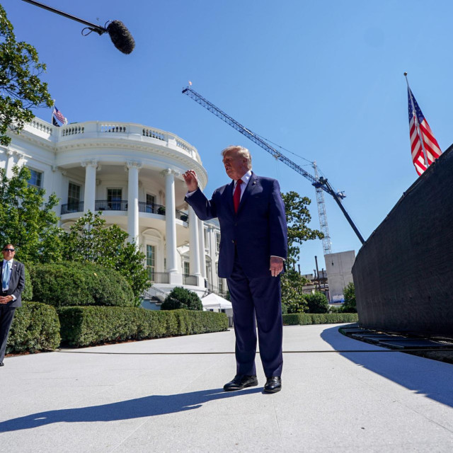 Donald Trump ispred Bijele kuće