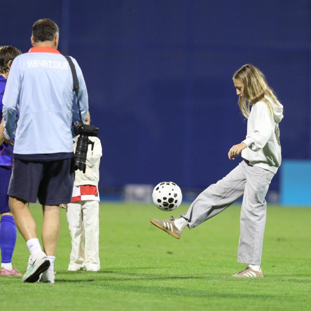 Na fotografiji: Luka Modric sa suprugom Vanjom i djecom.