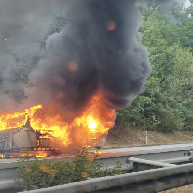 Na autocesti A1 izgorio je kamper
