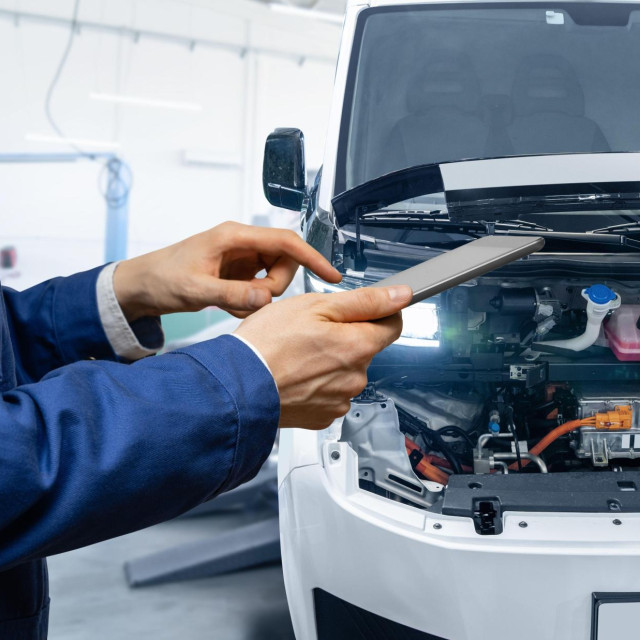 Električni auto, održavanje, ilustracija