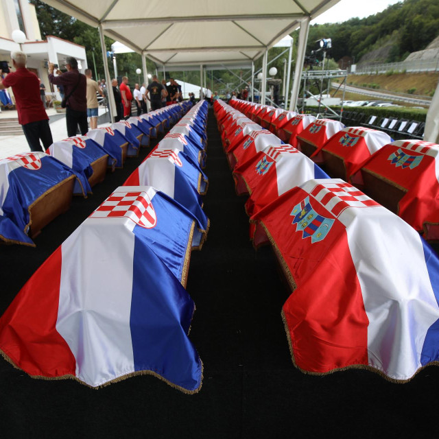 U Donjem Maclju održana komemoracija i posljednji ispraćaj 500 hrvatskih žrtava čiji su posmrtni ostaci ekshumirani i preuzeti iz grobnica na području