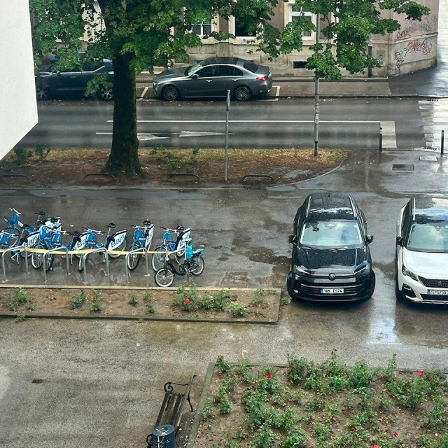 Novo stajalište za Bajseve preuzelo većinu parkirališnih mjesta ispred zgrade