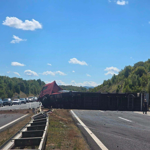 Prevrnuo se kamion na A1