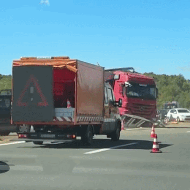 Prevrnuo se kamion na A1