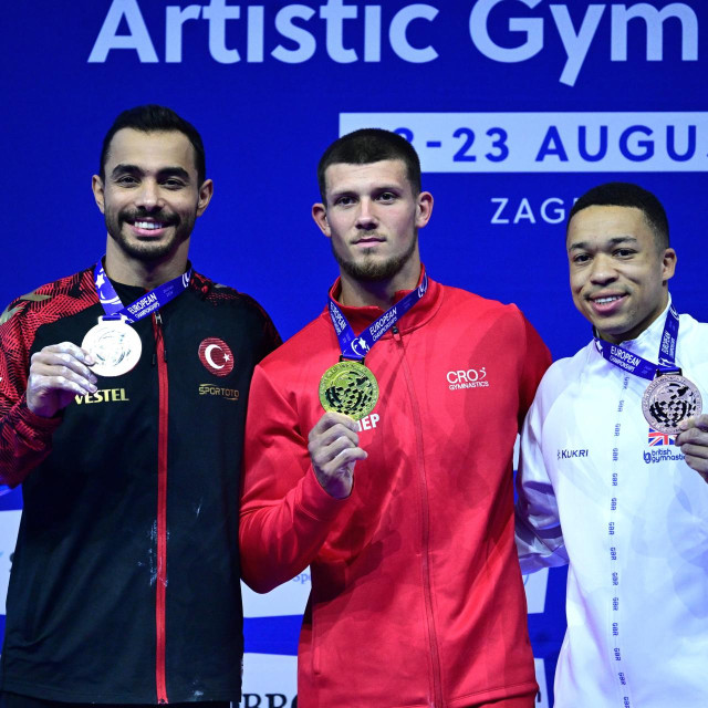Ilija Kovtun, Arican Ferhat i Joe Fraser s odličjima na ručama