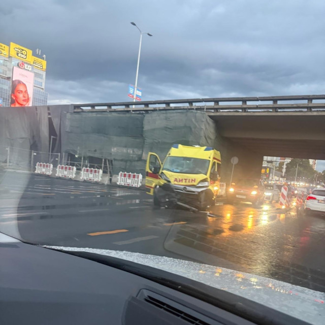 Sudar hitne pomoći i autobusa