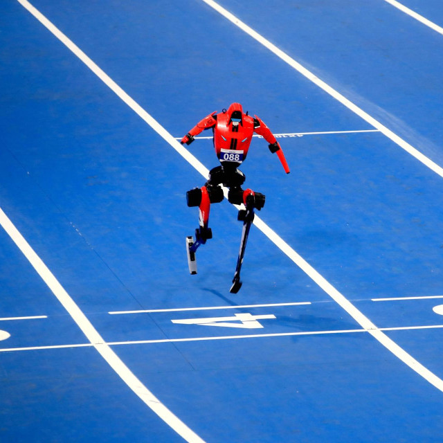 Humanoidni robot završava sprint utrku na 100m