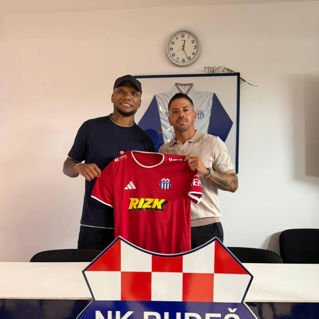 Luis Ibanez i Junior Fernandes
 