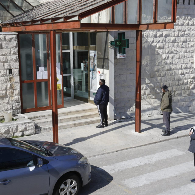 Na ulazu u Dom zdravlja Makarska istaknuta je obavijest da svaki pacijent s osiguranjem država EGP-a ima pravo obratiti se bilo kojem liječniku u ustanovi